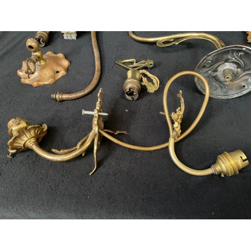 177 - BOX OF VINTAGE AND LATER BRASS WALL LIGHTS