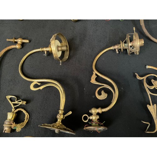 177 - BOX OF VINTAGE AND LATER BRASS WALL LIGHTS