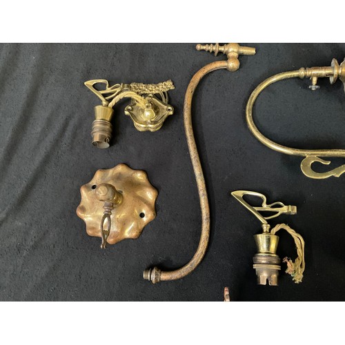 177 - BOX OF VINTAGE AND LATER BRASS WALL LIGHTS