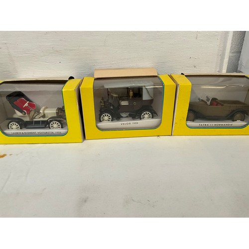 213 - BOX OF MODEL CARS AND LORRIES