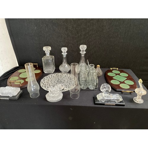 211 - BOX OF GLASSWARE TO INCLUDE DECANTERS ETC