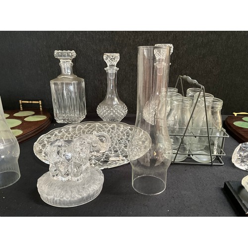 211 - BOX OF GLASSWARE TO INCLUDE DECANTERS ETC