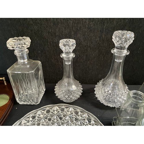 211 - BOX OF GLASSWARE TO INCLUDE DECANTERS ETC