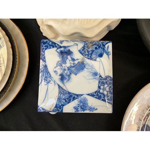 1 - A BOX OF CHINA TO INCLUDE ROYAL ALBERT CLOISENNE PLATE ETC