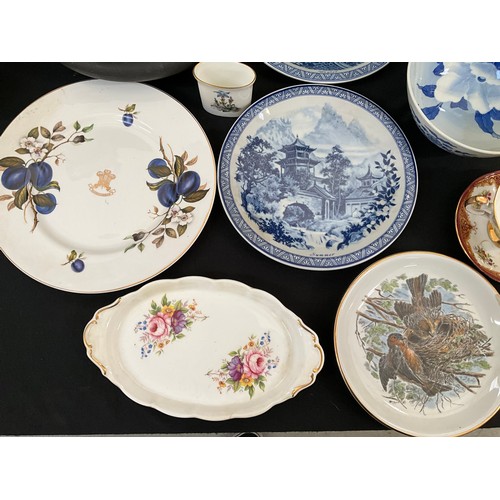 1 - A BOX OF CHINA TO INCLUDE ROYAL ALBERT CLOISENNE PLATE ETC