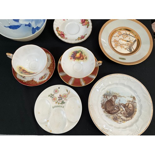 1 - A BOX OF CHINA TO INCLUDE ROYAL ALBERT CLOISENNE PLATE ETC