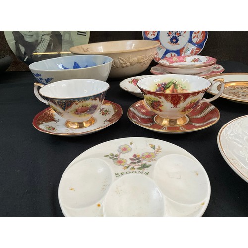 1 - A BOX OF CHINA TO INCLUDE ROYAL ALBERT CLOISENNE PLATE ETC