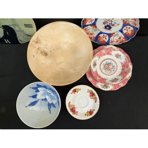 1 - A BOX OF CHINA TO INCLUDE ROYAL ALBERT CLOISENNE PLATE ETC