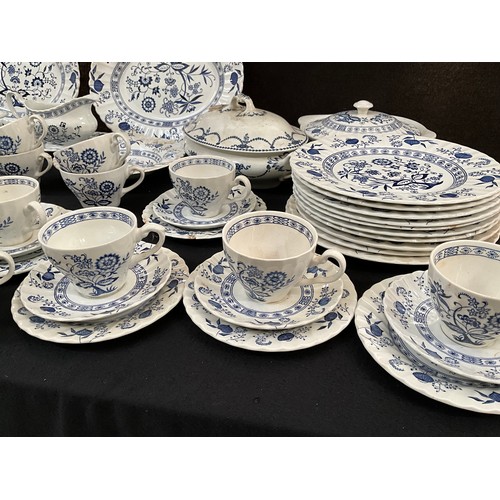 5 - A LARGE MEAKIN BLUE NORDIC PATTERN DINNER SERVICE TO INCLUDE TERRINES DINNER AND TEA PLATES SOUP BOW... 