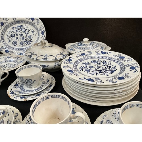 5 - A LARGE MEAKIN BLUE NORDIC PATTERN DINNER SERVICE TO INCLUDE TERRINES DINNER AND TEA PLATES SOUP BOW... 