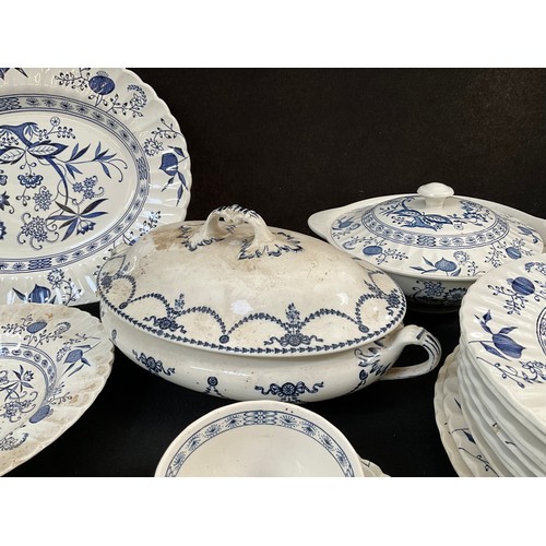 5 - A LARGE MEAKIN BLUE NORDIC PATTERN DINNER SERVICE TO INCLUDE TERRINES DINNER AND TEA PLATES SOUP BOW... 