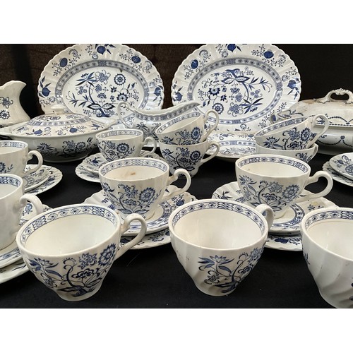 5 - A LARGE MEAKIN BLUE NORDIC PATTERN DINNER SERVICE TO INCLUDE TERRINES DINNER AND TEA PLATES SOUP BOW... 