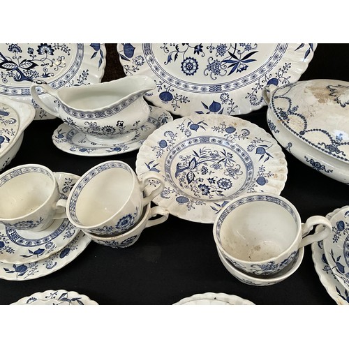 5 - A LARGE MEAKIN BLUE NORDIC PATTERN DINNER SERVICE TO INCLUDE TERRINES DINNER AND TEA PLATES SOUP BOW... 