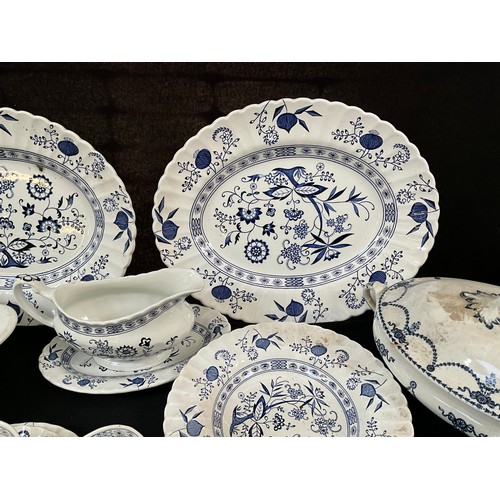 5 - A LARGE MEAKIN BLUE NORDIC PATTERN DINNER SERVICE TO INCLUDE TERRINES DINNER AND TEA PLATES SOUP BOW... 