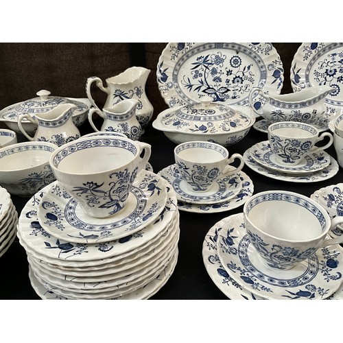 5 - A LARGE MEAKIN BLUE NORDIC PATTERN DINNER SERVICE TO INCLUDE TERRINES DINNER AND TEA PLATES SOUP BOW... 