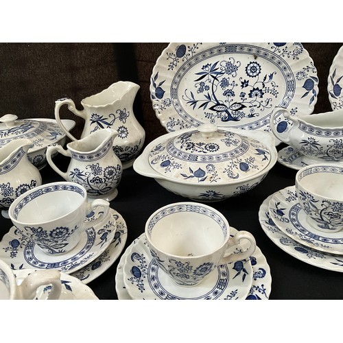 5 - A LARGE MEAKIN BLUE NORDIC PATTERN DINNER SERVICE TO INCLUDE TERRINES DINNER AND TEA PLATES SOUP BOW... 