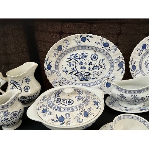 5 - A LARGE MEAKIN BLUE NORDIC PATTERN DINNER SERVICE TO INCLUDE TERRINES DINNER AND TEA PLATES SOUP BOW... 