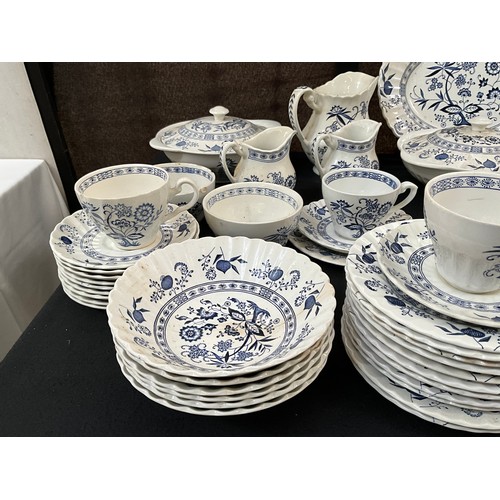 5 - A LARGE MEAKIN BLUE NORDIC PATTERN DINNER SERVICE TO INCLUDE TERRINES DINNER AND TEA PLATES SOUP BOW... 