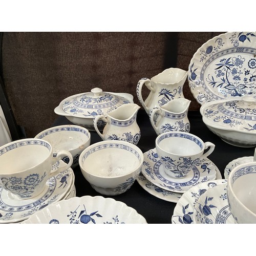 5 - A LARGE MEAKIN BLUE NORDIC PATTERN DINNER SERVICE TO INCLUDE TERRINES DINNER AND TEA PLATES SOUP BOW... 