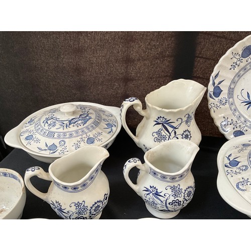 5 - A LARGE MEAKIN BLUE NORDIC PATTERN DINNER SERVICE TO INCLUDE TERRINES DINNER AND TEA PLATES SOUP BOW... 