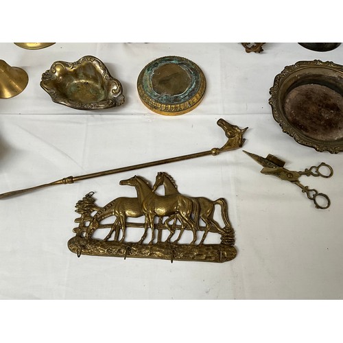 22 - A BOX OF BRASS AND METAL ITEMS TO INCLUDE GILT METAL CANDLEABRA BARLEY TWIST BRASS CANDLE STICKS AND... 