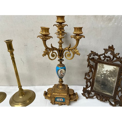 22 - A BOX OF BRASS AND METAL ITEMS TO INCLUDE GILT METAL CANDLEABRA BARLEY TWIST BRASS CANDLE STICKS AND... 