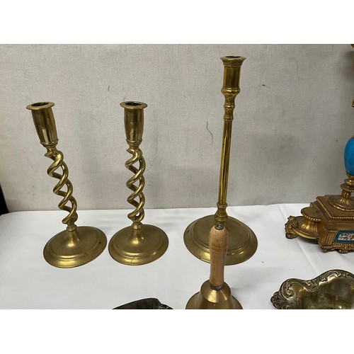 22 - A BOX OF BRASS AND METAL ITEMS TO INCLUDE GILT METAL CANDLEABRA BARLEY TWIST BRASS CANDLE STICKS AND... 