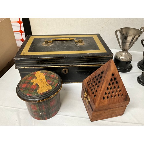 38 - A BOX OF COLLECTABLES TO INCLUDE GILT SHELF CASED BINOCULARS VINTAGE CASH TILL SILVER PLATED TROPHIE... 