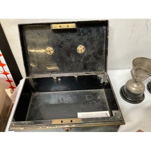 38 - A BOX OF COLLECTABLES TO INCLUDE GILT SHELF CASED BINOCULARS VINTAGE CASH TILL SILVER PLATED TROPHIE... 