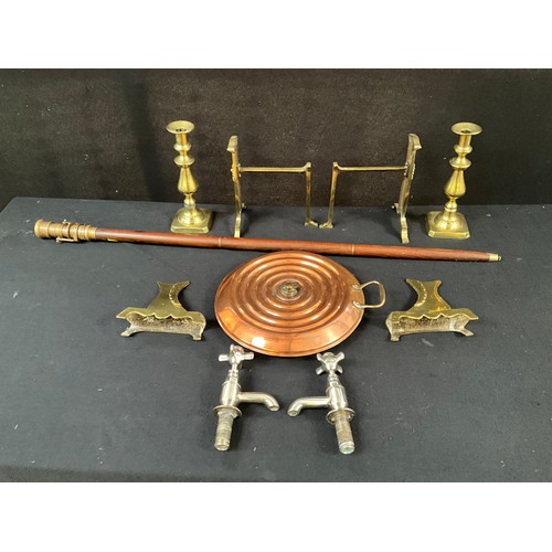 41 - A BOX OF VICTORIAN AND LATER BRASSWARE TO INCLUDE PAIR OF CANDLE STICKS A PAIR OF FIRE DOGS BED WARM... 