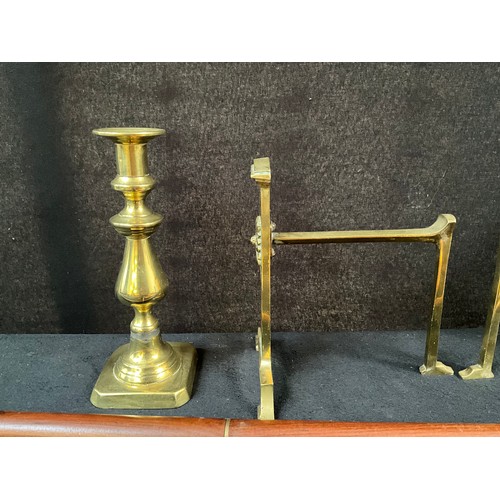 41 - A BOX OF VICTORIAN AND LATER BRASSWARE TO INCLUDE PAIR OF CANDLE STICKS A PAIR OF FIRE DOGS BED WARM... 