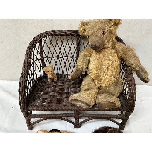 43 - A BOX OF VINTAGE TEDDY BEARS AND A SMALL WICKER SETTEE