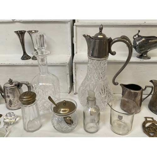 104 - A BOX OF SILVER PLATED ITEMS TO INCLUDE CLARET JUG DECANTER CUTTLEREY ETC