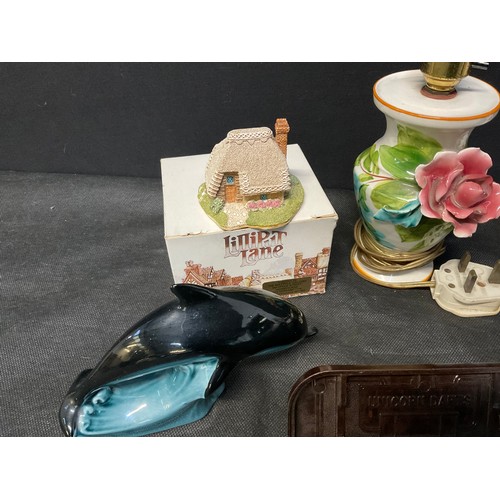 115 - A BOX OF CHINA AND GLASS TO INCLUDE POOLE DOLPHIN A FRUIT BOWL A COLOURED GLASS DISH VINTAGE DARTS E... 