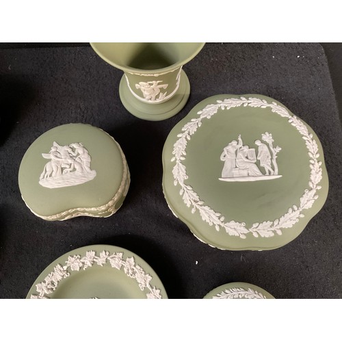 127 - A BOX OF JASPER WEDGEWOOD ITEMS (VARIOUS COLOURS)