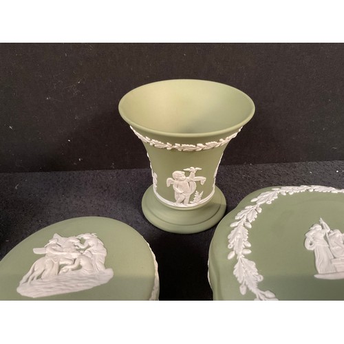 127 - A BOX OF JASPER WEDGEWOOD ITEMS (VARIOUS COLOURS)