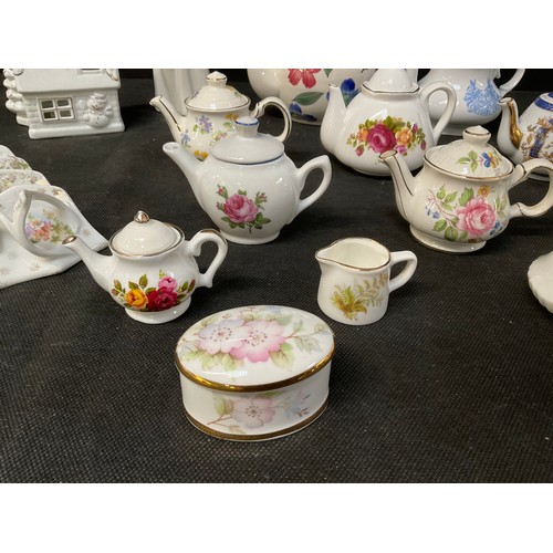 128 - A BOX OF MINIATURE CHINA COLLECTABLE TO INCLUDE TEA POTS ETC