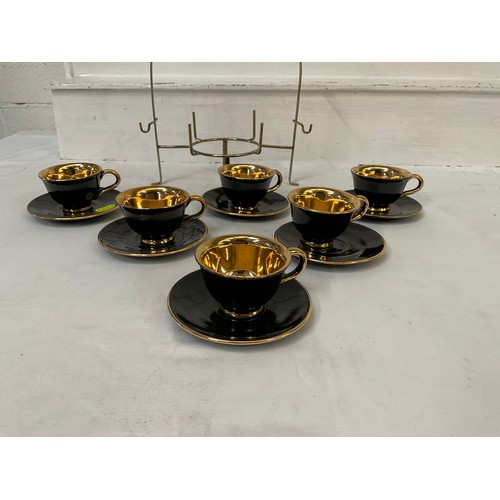 154 - AN ITALIAN LUSTERED TWELVE PIECE CUP AND SAUCER SET ON STAND