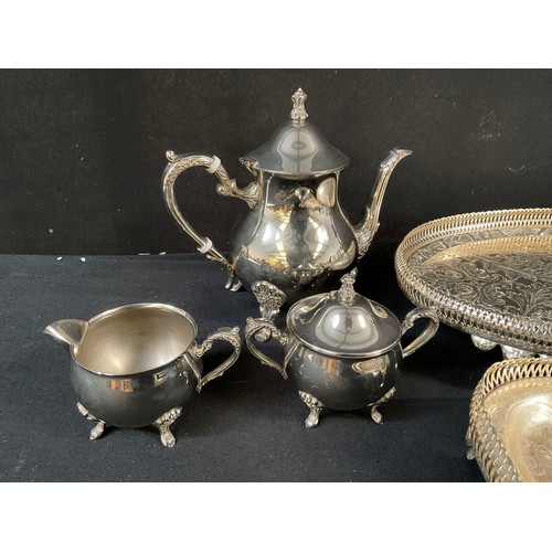 159 - A BOX OF SILVER PLATED ITEMS TO INCLUDE SERVING TRAYS 4 PIECE TEA AND COFFEE SET