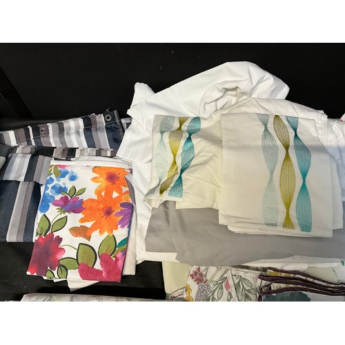 180 - BOX OF FABRIC AND LINENS