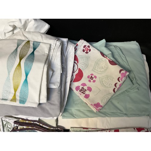 180 - BOX OF FABRIC AND LINENS