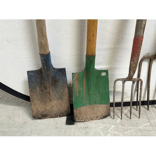 182 - A QUANTITY OF VINTAGE GARDEN SHOVELS AND BORDER FORKS