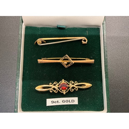 226 - 3 9CT STICK BROOCHES 
TW 5.4G