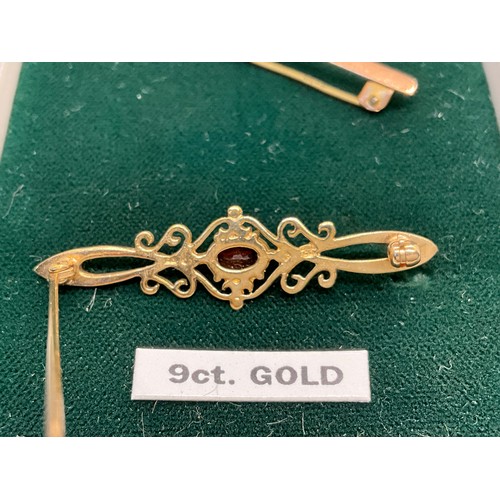 226 - 3 9CT STICK BROOCHES 
TW 5.4G