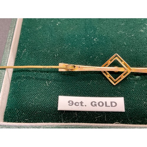 226 - 3 9CT STICK BROOCHES 
TW 5.4G