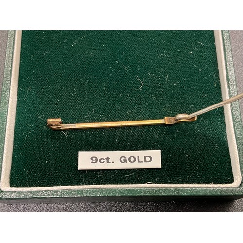 226 - 3 9CT STICK BROOCHES 
TW 5.4G