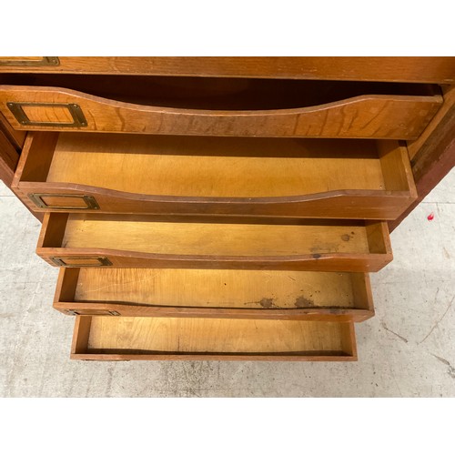 262 - VINTAGE CAMBER FRONTED CABINET WITH FITTED TRAYS (9) A/F
H37