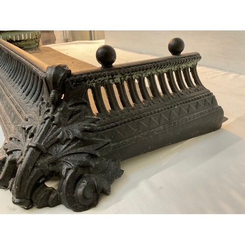 279 - VICTORIAN CAST IRON FRETWORK FENDER H5