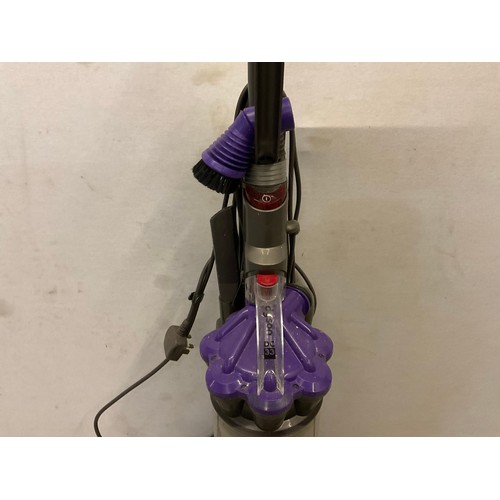 320 - DYSON DC33 UPRIGHT HOOVER
********withdrawn not working********