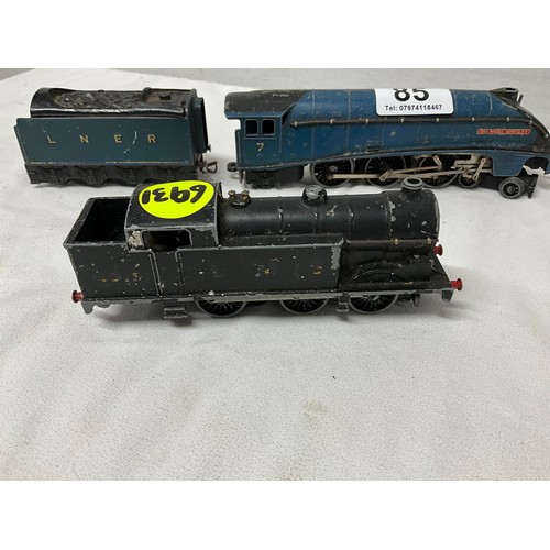 85 - 2 VINTAGE MODEL TRAINS AND CARRIAGE